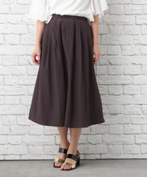 LEPSIM(レプシィム)の「リンクルエアガラフレアスカート(スカート・オフ×ブラック(ギンガム)/オフ×グレー(ストライプ)/ネイビー×ブラウン(ストライプ))」の3枚目の写真