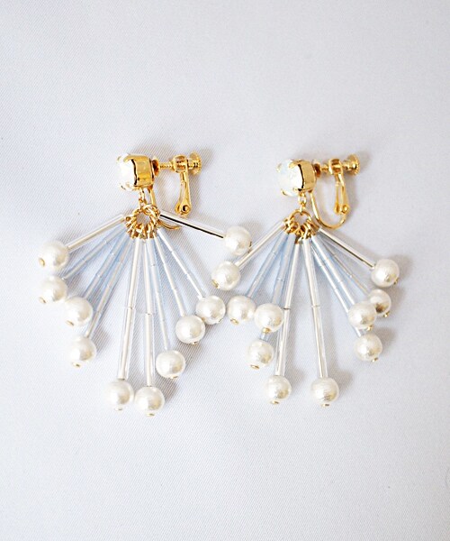 PAULOWNIA(ポロウニア)の「新色スワロフリンジ(ピアス(両耳用)・レディース・イエロー/グレー/ベージュ/ブルー・Free)」の4枚目の写真