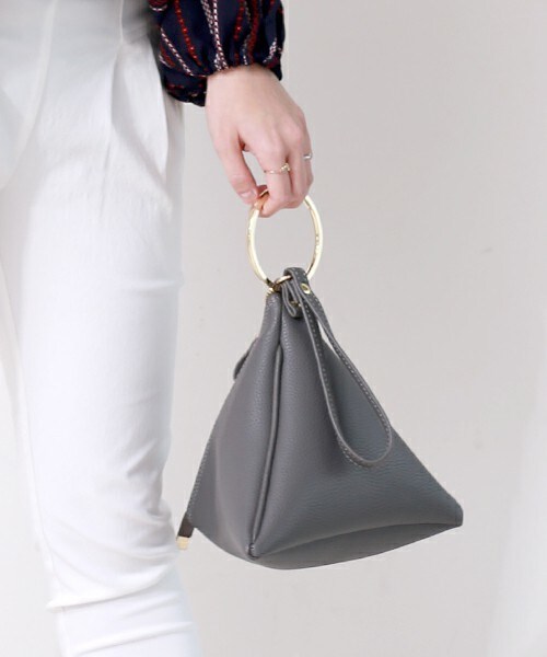 Bab Bou Jeloud(バブブージュルード)の「【Bab】サンカクリングハンドルバッグ(クラッチバッグ・キッズ・ブラック/グレー/ブルー/キャメル・ONE SIZE)」の2枚目の写真