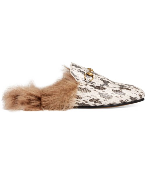 GUCCI（グッチ）の「Princetown snake slipper（シューズ・レディース・black leather__397749DKHH01063/grey snake__397749LOO809570/hibiscus red crocodile__397749E8NP06474・34 = 4 US/34.5 = 4.5 US/35 = 5 US/35.5 = 5.5 US/36 = 6 US/36.5 = 6.5 US/37 = 7 US/37.5 = 7.5 US/38 = 8 US/38.5 = 8.5 US/39 = 9 US/39.5 = 9.5 US/40 = 10 US/40.5 = 10.5 US/41 = 11 US/41.5 = 11.5 US/42 = 12 US）」の2枚目の写真