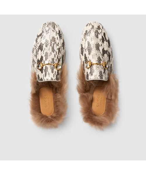 GUCCI（グッチ）の「Princetown snake slipper（シューズ・レディース・black leather__397749DKHH01063/grey snake__397749LOO809570/hibiscus red crocodile__397749E8NP06474・34 = 4 US/34.5 = 4.5 US/35 = 5 US/35.5 = 5.5 US/36 = 6 US/36.5 = 6.5 US/37 = 7 US/37.5 = 7.5 US/38 = 8 US/38.5 = 8.5 US/39 = 9 US/39.5 = 9.5 US/40 = 10 US/40.5 = 10.5 US/41 = 11 US/41.5 = 11.5 US/42 = 12 US）」の9枚目の写真