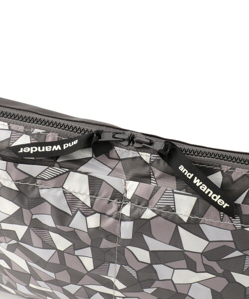and wander（アンドワンダー）の「and wander/アンドワンダー Geometric Printed Sacoche/サコッシュショルダー（バッグ・メンズ・CHARCOL/BLUE・F）」の6枚目の写真