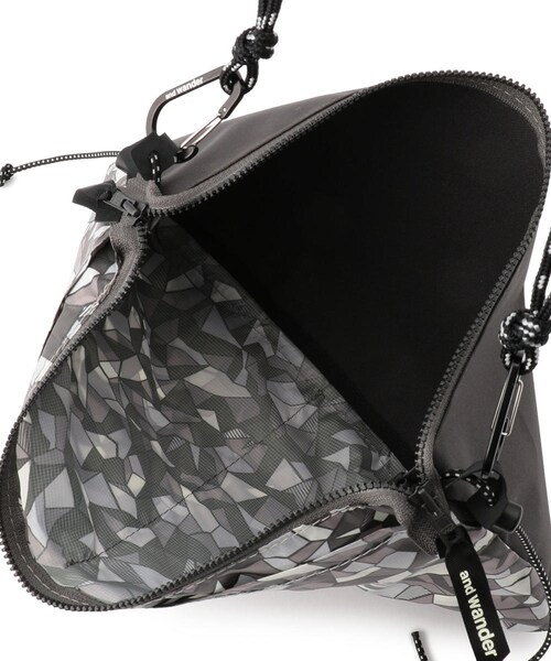 and wander（アンドワンダー）の「and wander/アンドワンダー Geometric Printed Sacoche/サコッシュショルダー（バッグ・メンズ・CHARCOL/BLUE・F）」の5枚目の写真