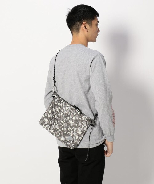 and wander（アンドワンダー）の「and wander/アンドワンダー Geometric Printed Sacoche/サコッシュショルダー（バッグ・メンズ・CHARCOL/BLUE・F）」の9枚目の写真