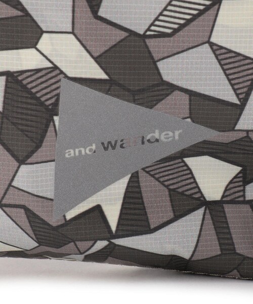 and wander（アンドワンダー）の「and wander/アンドワンダー Geometric Printed Sacoche/サコッシュショルダー（バッグ・メンズ・CHARCOL/BLUE・F）」の8枚目の写真
