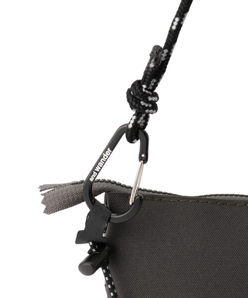 and wander（アンドワンダー）の「and wander/アンドワンダー Geometric Printed Sacoche/サコッシュショルダー（バッグ・メンズ・CHARCOL/BLUE・F）」の7枚目の写真