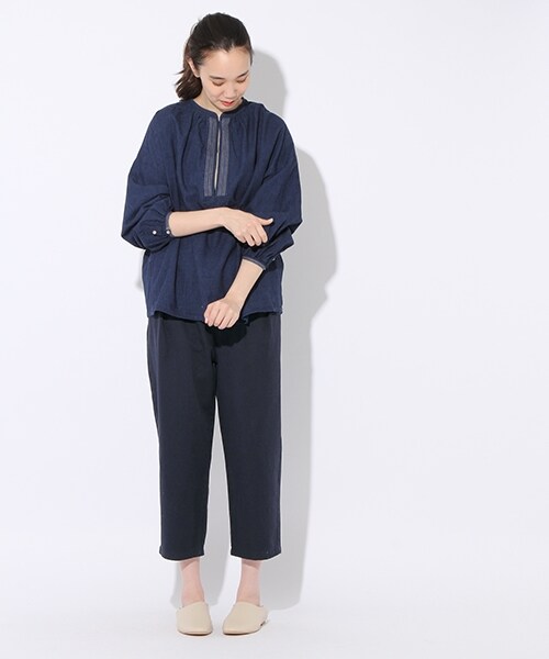 niko and...（ニコアンド）の「綿麻甘撚りタックゆるパンツ（パンツ・キャメル/クリーム/カーキ/ネイビー）」の4枚目の写真