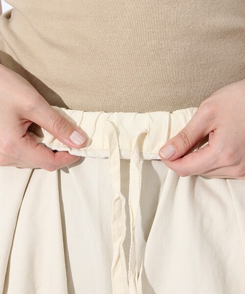 niko and...（ニコアンド）の「綿麻甘撚りタックゆるパンツ（パンツ・キャメル/クリーム/カーキ/ネイビー）」の15枚目の写真