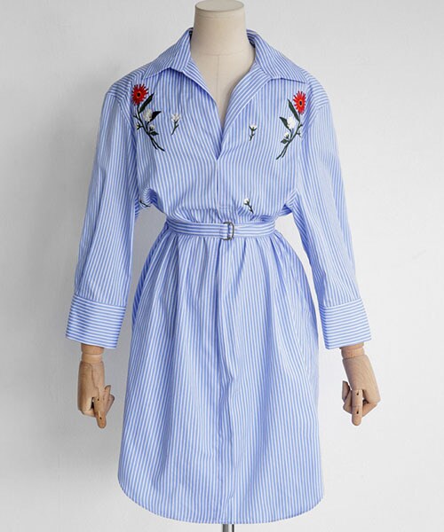 DHOLIC（ディーホリック）の「ベルトSETフラワー刺繍ストライプシャツワンピース（ワンピース・レディース・FREE）」の2枚目の写真