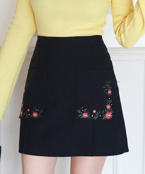 DHOLIC（ディーホリック）の「フラワー刺繍ポケットミニスカート（スカート・レディース・S/M）」の2枚目の写真