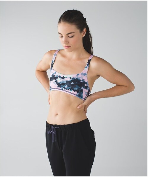 Lululemon Athletica(ルルレモンアスレティカ)の「Free To Be Bra(ブラ&ショーツ・レディース・black/white/raspberry/lullaby/sea mist/boom juice/narrow bold stripe black angel wing/gra/clouded dreams multi/white/pigment wind white multi/white/flashback static caspian blue jewelled/poppy petals dark slate black/black/dandy digie porcelaine black/porcelaine/blue denim・2/4/6/8/10/12)」の6枚目の写真