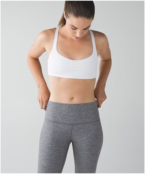 Lululemon Athletica(ルルレモンアスレティカ)の「Free To Be Bra(ブラ&ショーツ・レディース・black/white/raspberry/lullaby/sea mist/boom juice/narrow bold stripe black angel wing/gra/clouded dreams multi/white/pigment wind white multi/white/flashback static caspian blue jewelled/poppy petals dark slate black/black/dandy digie porcelaine black/porcelaine/blue denim・2/4/6/8/10/12)」の2枚目の写真