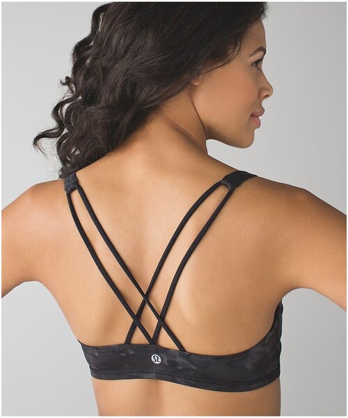 Lululemon Athletica(ルルレモンアスレティカ)の「Free To Be Bra(ブラ&ショーツ・レディース・black/white/raspberry/lullaby/sea mist/boom juice/narrow bold stripe black angel wing/gra/clouded dreams multi/white/pigment wind white multi/white/flashback static caspian blue jewelled/poppy petals dark slate black/black/dandy digie porcelaine black/porcelaine/blue denim・2/4/6/8/10/12)」の17枚目の写真