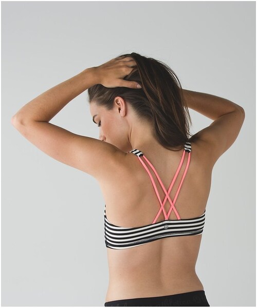 Lululemon Athletica(ルルレモンアスレティカ)の「Free To Be Bra(ブラ&ショーツ・レディース・black/white/raspberry/lullaby/sea mist/boom juice/narrow bold stripe black angel wing/gra/clouded dreams multi/white/pigment wind white multi/white/flashback static caspian blue jewelled/poppy petals dark slate black/black/dandy digie porcelaine black/porcelaine/blue denim・2/4/6/8/10/12)」の3枚目の写真