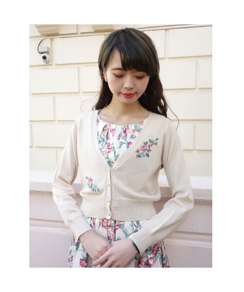 F i.n.t(フィント)の「ローズ刺繍Vネックニットカーディガン/F&A(カーディガン/ボレロ・レディース・その他)」の2枚目の写真