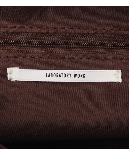 laboratory work(ラボラトリーワーク)の「2WAY型押しフェイクレザーボストンバッグ(バッグ・レディース・オフホワイト/グレーベージュ/レッド)」の13枚目の写真