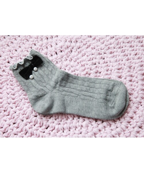Bobon21（ボボンニジュウイチ）の「ベロアリボンソックス（ソックス/靴下・レディース・ブラック/グレー/ホワイト・22.5-25cm）」の3枚目の写真