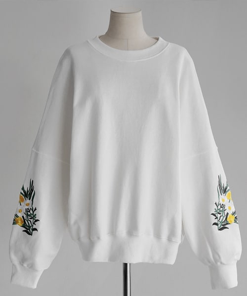 DHOLIC（ディーホリック）の「スリーブフラワー刺繍スウェットプルオーバー（スウェット・レディース・FREE）」の2枚目の写真