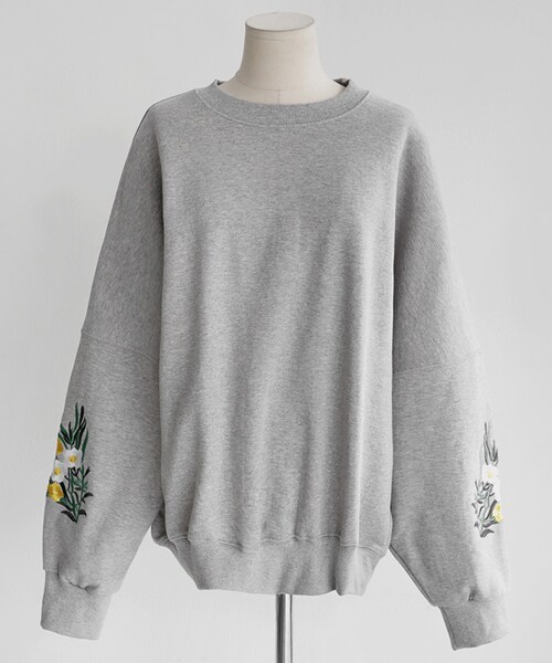 DHOLIC（ディーホリック）の「スリーブフラワー刺繍スウェットプルオーバー（スウェット・レディース・FREE）」の3枚目の写真
