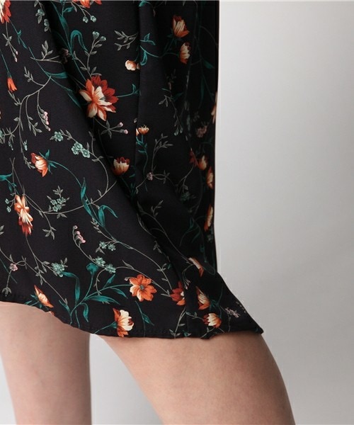 archives（アルシーヴ）の「花柄ガウンワンピース（ワンピース・レディース・オフホワイト/ネイビー・MEDIUM）」の8枚目の写真