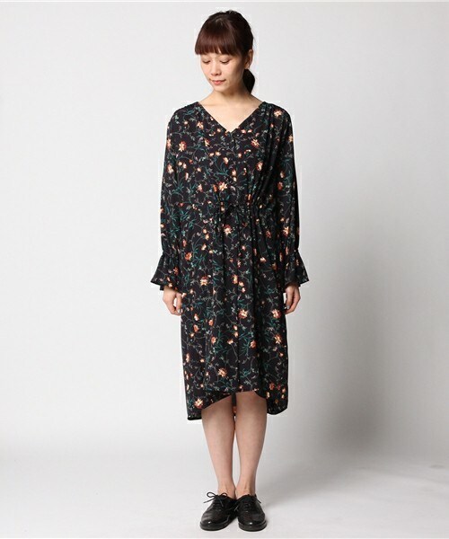 archives（アルシーヴ）の「花柄ガウンワンピース（ワンピース・レディース・オフホワイト/ネイビー・MEDIUM）」の3枚目の写真