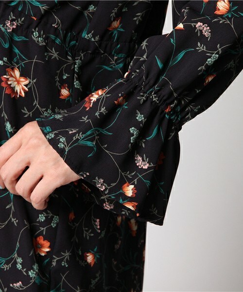 archives（アルシーヴ）の「花柄ガウンワンピース（ワンピース・レディース・オフホワイト/ネイビー・MEDIUM）」の7枚目の写真