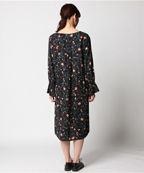 archives（アルシーヴ）の「花柄ガウンワンピース（ワンピース・レディース・オフホワイト/ネイビー・MEDIUM）」の5枚目の写真