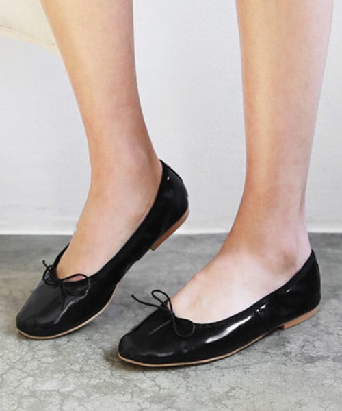 DHOLIC(ディーホリック)の「フェイクレザーリボンポイントフラットシューズ(バレエシューズ・レディース・230/235/240/245/250)」の1枚目の写真