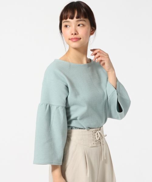 LOWRYS FARM（ローリーズファーム）の「リップルソデフレア（トップス・オフ/ブラック/グレー/ピンク/グリーン）」の4枚目の写真