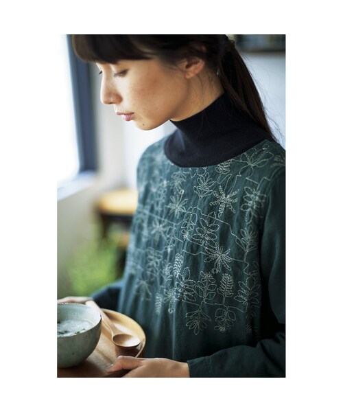 Sunny clouds（サニークラウズ）の「サニークラウズ 熱燗徳利セーター〈レディース〉黒（ニット/セーター・レディース・ブラック・MP/M /L /LL/3L/MT/LT）」の4枚目の写真