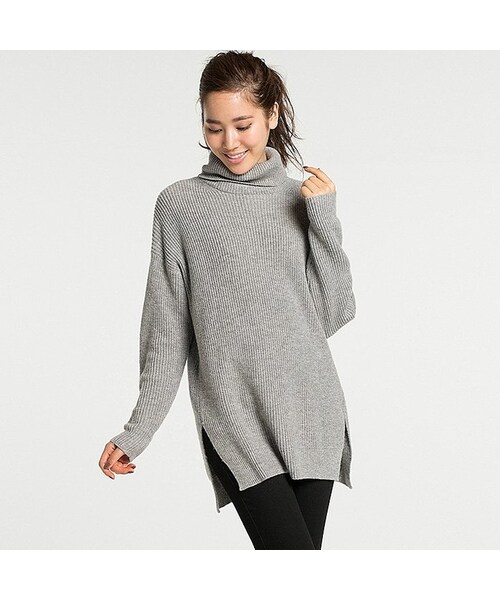 UNIQLO（ユニクロ）の「Women Oversized Turtleneck Tunic（ニット/セーター・レディース・BROWN_35/GRAY_03/NAVY_69/OFF WHITE_01・XS/S/M/L）」の2枚目の写真