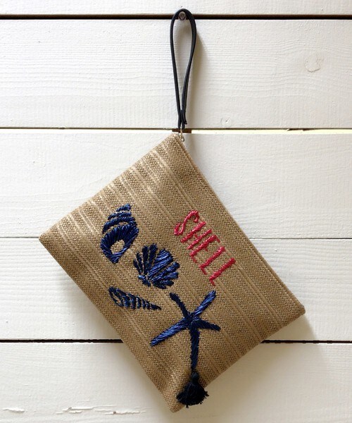 archives（アルシーヴ）の「シェル×ヤシ柄刺繍クラッチバッグ（クラッチバッグ・レディース・ブラック/ネイビー・MEDIUM）」の2枚目の写真