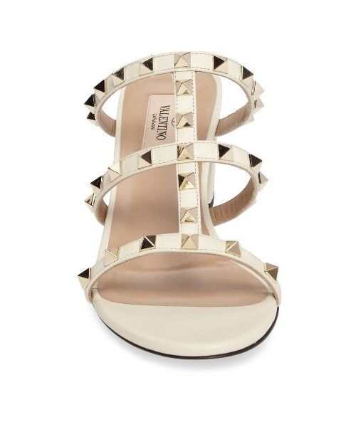 VALENTINO（ヴァレンティノ）の「Women's Valentino Rockstud Mule（サンダル・レディース・Black/White・5.5US / 35.5EU/5US / 35EU/6.5US / 36.5EU/6US / 36EU/7.5US / 37.5EU/7US / 37EU/8.5US / 38.5EU/8US / 38EU/9.5US / 39.5EU/9US / 39EU/10.5US / 40.5EU/10US / 40EU/11.5US / 41.5EU/11US / 41EU）」の2枚目の写真