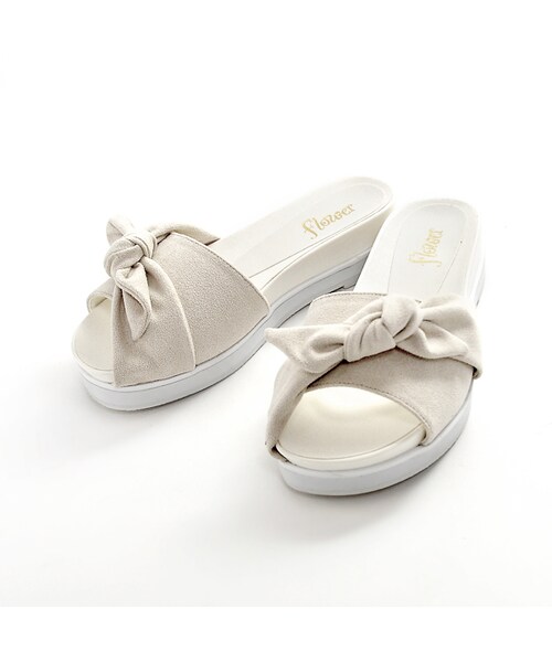 flower（フラワー）の「easy ribbon sandal～ｲｰｼﾞｰﾘﾎﾞﾝｻﾝﾀﾞﾙ（サンダル・レディース・black/white・23.5／24.0）」の2枚目の写真