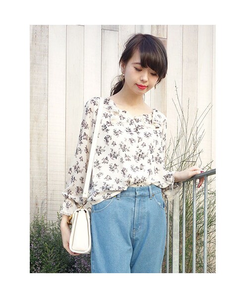 an another angelus（アンアナザーアンジェラス）の「アンティークローズ柄ラッフル衿ブラウス/an another angelus（シャツ/ブラウス・レディース・その他）」の2枚目の写真