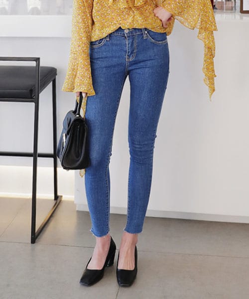 DHOLIC（ディーホリック）の「フレイドヘムローライズスキニーデニムパンツ（デニムパンツ・レディース・25/26/27/28/29/30）」の2枚目の写真