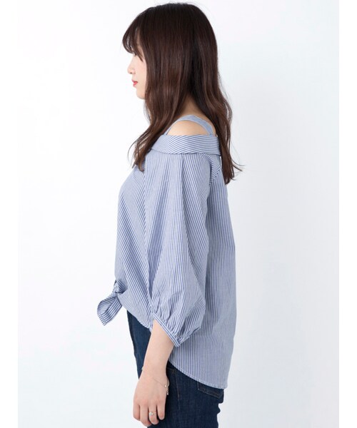 w closet（ダブルクローゼット）の「ストライプオフショルブラウス（トップス・レディース・サックス/ブルー・FREE）」の4枚目の写真