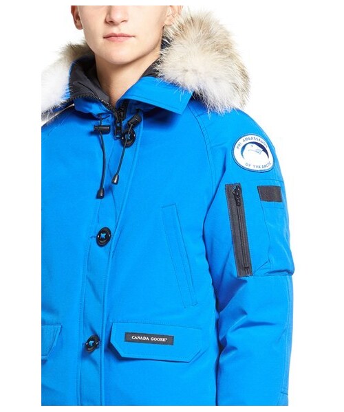 CANADA GOOSE(カナダグース)の「Women's Canada Goose 'Pbi Chilliwack' Hooded Bomber Jacket With Genuine Coyote Fur Trim(ジャケット/アウター・レディース・Blue・Small)」の2枚目の写真