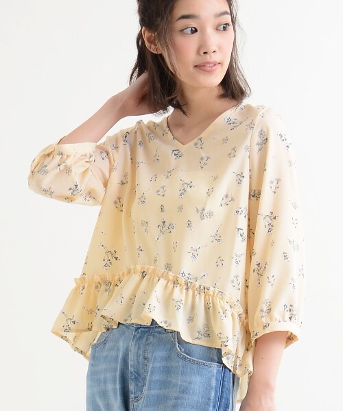 MAJESTIC LEGON（マジェスティックレゴン）の「【amelier】フラワー裾フリルブラウス（トップス・レディース・イエロー柄/アイボリー柄/ネイビー柄・Free）」の3枚目の写真