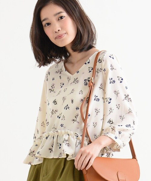 MAJESTIC LEGON（マジェスティックレゴン）の「【amelier】フラワー裾フリルブラウス（トップス・レディース・イエロー柄/アイボリー柄/ネイビー柄・Free）」の13枚目の写真