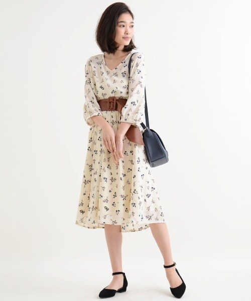 MAJESTIC LEGON（マジェスティックレゴン）の「【amelier】フラワー裾フリルブラウス（トップス・レディース・イエロー柄/アイボリー柄/ネイビー柄・Free）」の15枚目の写真