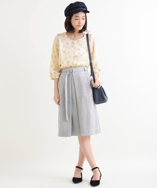 MAJESTIC LEGON（マジェスティックレゴン）の「【amelier】フラワー裾フリルブラウス（トップス・レディース・イエロー柄/アイボリー柄/ネイビー柄・Free）」の7枚目の写真