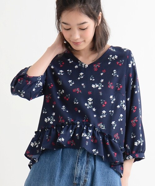 MAJESTIC LEGON（マジェスティックレゴン）の「【amelier】フラワー裾フリルブラウス（トップス・レディース・イエロー柄/アイボリー柄/ネイビー柄・Free）」の8枚目の写真