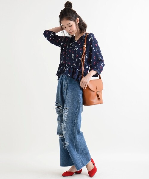 MAJESTIC LEGON（マジェスティックレゴン）の「【amelier】フラワー裾フリルブラウス（トップス・レディース・イエロー柄/アイボリー柄/ネイビー柄・Free）」の11枚目の写真