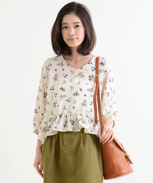 MAJESTIC LEGON（マジェスティックレゴン）の「【amelier】フラワー裾フリルブラウス（トップス・レディース・イエロー柄/アイボリー柄/ネイビー柄・Free）」の12枚目の写真