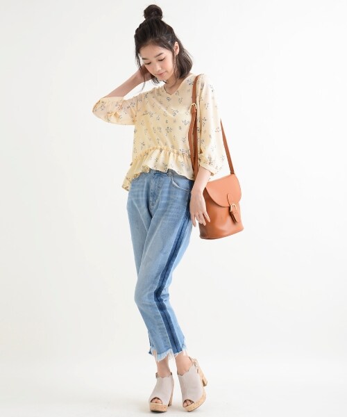 MAJESTIC LEGON（マジェスティックレゴン）の「【amelier】フラワー裾フリルブラウス（トップス・レディース・イエロー柄/アイボリー柄/ネイビー柄・Free）」の6枚目の写真