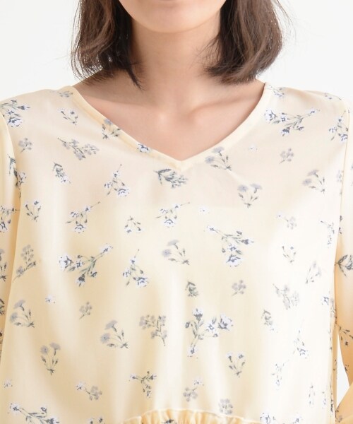 MAJESTIC LEGON（マジェスティックレゴン）の「【amelier】フラワー裾フリルブラウス（トップス・レディース・イエロー柄/アイボリー柄/ネイビー柄・Free）」の19枚目の写真