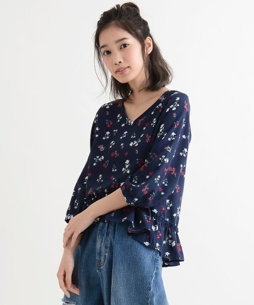 MAJESTIC LEGON（マジェスティックレゴン）の「【amelier】フラワー裾フリルブラウス（トップス・レディース・イエロー柄/アイボリー柄/ネイビー柄・Free）」の9枚目の写真