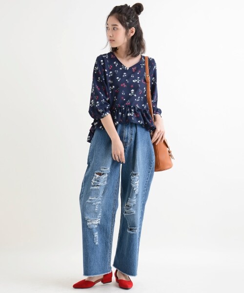 MAJESTIC LEGON（マジェスティックレゴン）の「【amelier】フラワー裾フリルブラウス（トップス・レディース・イエロー柄/アイボリー柄/ネイビー柄・Free）」の10枚目の写真