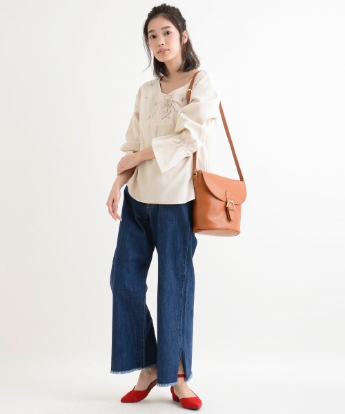 MAJESTIC LEGON(マジェスティックレゴン)の「【amelier】スリットフレアデニムパンツ(パンツ・レディース・ブルー/サックス・S/M)」の1枚目の写真